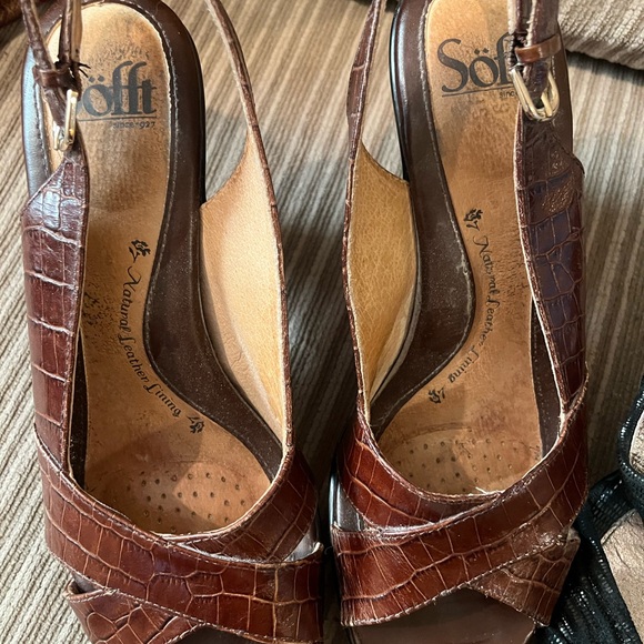 Sofft size 7 brown and black sandals. 2 pair - Picture 3 of 8